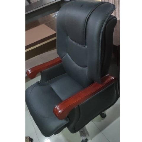 QUALITY DESIGNED BLACK EXECUTIVE CHAIR WITH BROWN ARMS - AVAILABLE (AUFUR)