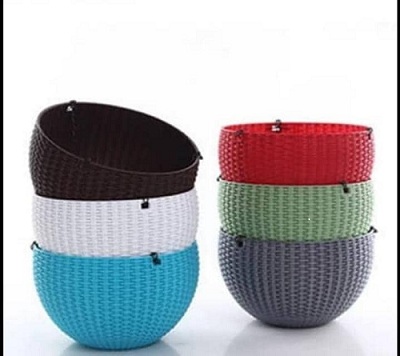 DIFFERENT COLORS OF V-SHAPED HANGING PLASTIC POTS (PEGLO)  - Large