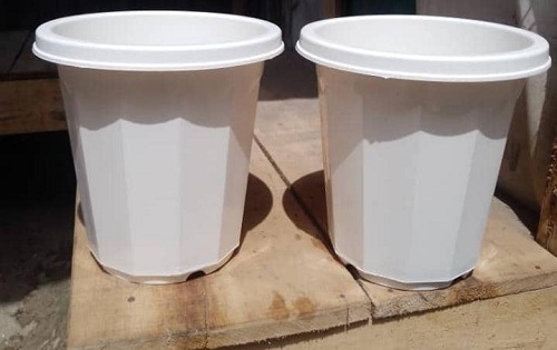 SMALL WHITE PLASTIC FLOWER POTS (PEGLO) - Large