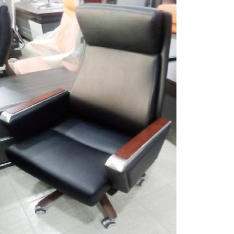 QUALITY DESIGNED BLACK &  BROWN ARM EXECUTIVE OFFICE  CHAIR - AVAILABLE (ARIN)