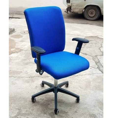 QUALITY DESIGNED BLUE SWIVEL LOW-BACK OFFICE CHAIR - AVAILABLE (UGIN)